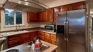 Køleskab, mikrobølgeovn, ovn, kogeplade