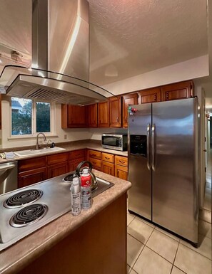 Køleskab, mikrobølgeovn, ovn, kogeplade