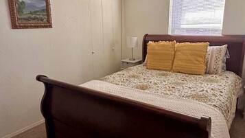 Ferros/tábuas de passar roupa, berço de viagem, Wi-Fi, roupa de cama