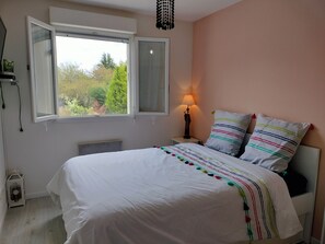 Desk, WiFi, bed sheets