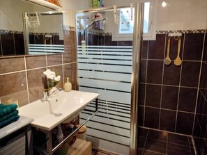 Douche, sèche-cheveux, serviettes fournies, papier toilette