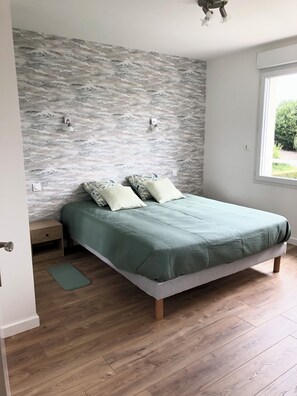 4 bedrooms, iron/ironing board, WiFi, bed sheets