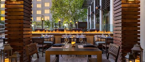 屋外ダイニングエリア