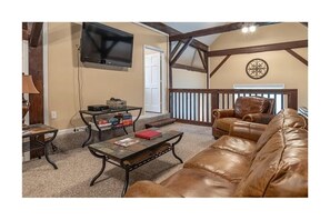 Smart TV, videogiochi, tavolo da calcetto