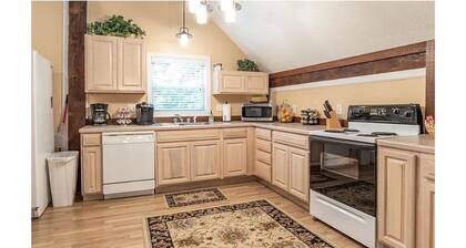 Back Nine Bungalow formerly The Overloft - Lake & Golf Retreat at Eagle Pointe