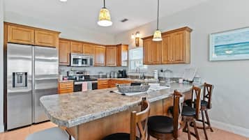 Geladeira, micro-ondas, fogão, cooktop