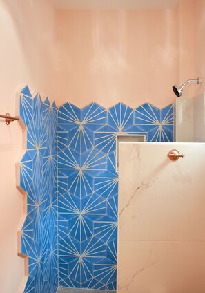 Shower, towels - Turquoise Apartment for 2 — stylish comfort just steps from the sea in La Paz (La Paz)