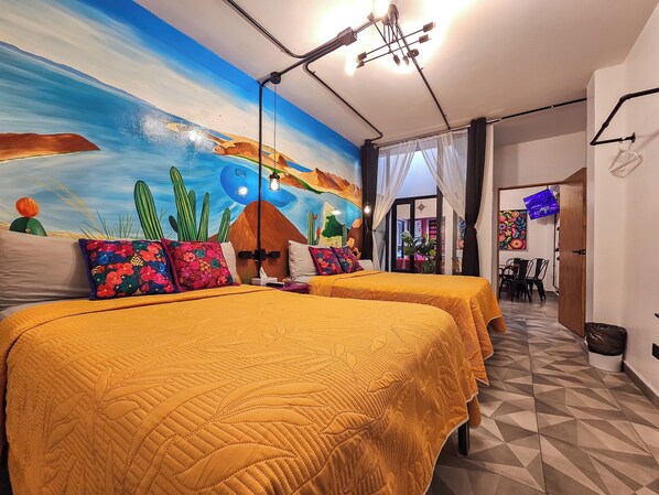 Escritorio, tabla de planchar con plancha y wifi gratis 