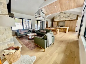 Älytelevisio, takka, pöytäjalkapallopöytä, pöytätennispöytä