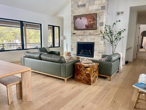 Älytelevisio, takka, pöytäjalkapallopöytä, pöytätennispöytä