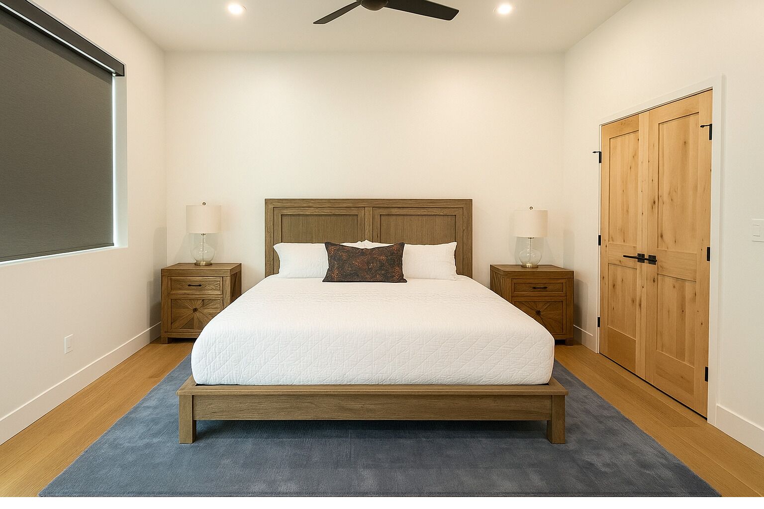 Ein Schlafzimmer mit einem Bett, zwei Nachttischen, einem Deckenventilator und einem Kleiderschrank.