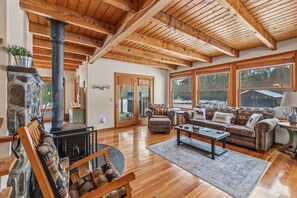 Télévision, cheminée, table de tennis de table