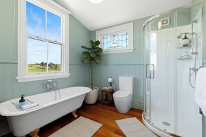 Secador de pelo, toallas, jabón, shampoo