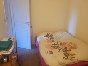 1 chambre, fer et planche à repasser, Wi-Fi, draps fournis