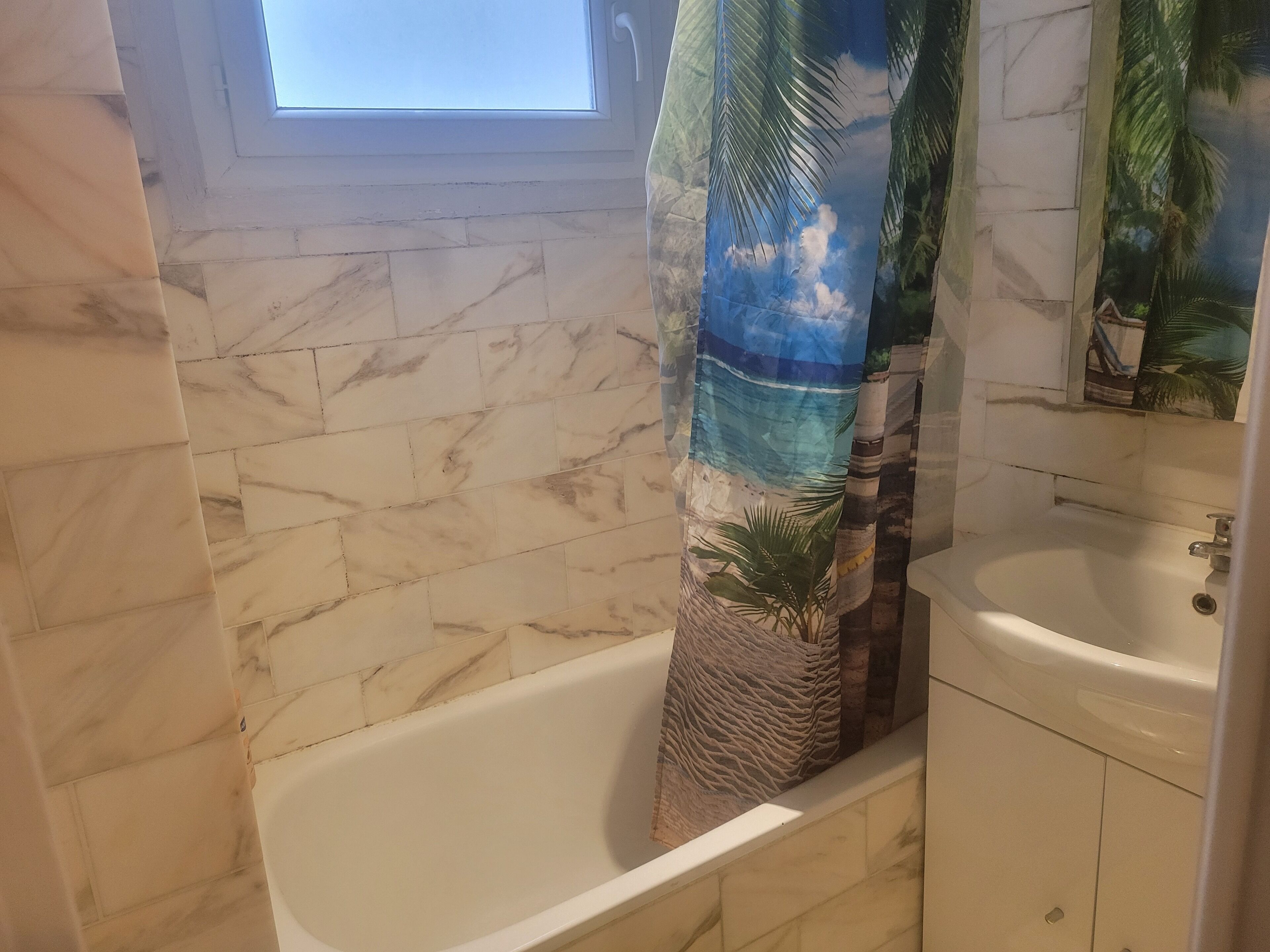 Een haardroger, handdoeken, zeep, toiletpapier