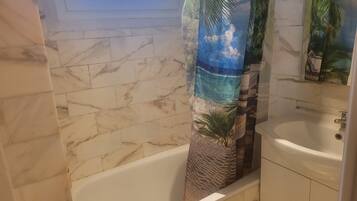 SĂšche-cheveux, serviettes fournies, savon, papier toilette