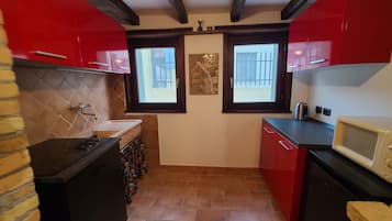 Kühlschrank, Mikrowelle, Wasserkocher, Hochstuhl