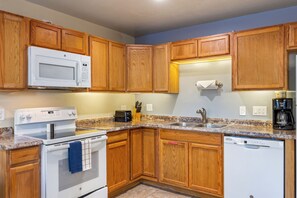 Private kitchen - #153: Pine 1Bdrm/1st Flr Patio Roundhouse Resort (Pinetop Country Club)
