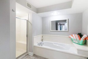 Villa, varias camas, acceso a la alberca, vista al océano (OCV - A325) | Baño | Toallas 