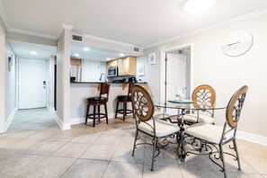 Biệt thự, nhiều giường, có thể sử dụng hồ bơi, quang cảnh biển (Ocean Club Villa A325) | Khu ăn uống