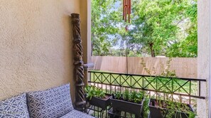 Huvila, useita sänkyjä, patio, näköala uima-altaalle (Legacy Villa 2602) | Terassi/patio