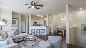 Huvila, useita sänkyjä, patio, rantanäköala (Legacy Villa 0203) | Oleskelualue