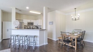 別墅, 多張床, 庭院, 海灘景觀 (Legacy Villa 203) | 用餐區