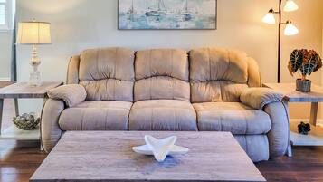 Villa, 1 Queen Bed, Hot Tub, Ocean View (Legacy Villa 1103) | Living area