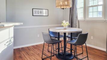 Vila, 1 Tempat Tidur Queen, hot tub, pemandangan samudra (Legacy Villa 1103) | Tempat makan