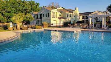 Hồ bơi ngoài trời