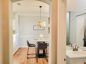 別墅, 1 張加大雙人床, 熱水浴缸, 海景 (Legacy Villa 1103) | 用餐區