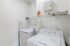 Biệt thự, nhiều giường, sân hiên, quang cảnh bãi biển (Legacy Villa 506) | Giặt ủi