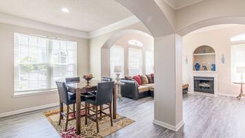 Biệt thự, nhiều giường, sân hiên, quang cảnh bãi biển (Legacy Villa 506) | 2 phòng ngủ, trang trí khác biệt