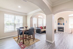 別墅, 多張床, 庭院, 海灘景觀 (Legacy Villa 506) | 用餐區