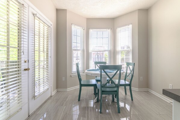 Biệt thự, nhiều giường, sân hiên, quang cảnh bãi biển (Legacy Villa 506) | 2 phòng ngủ, trang trí khác biệt 