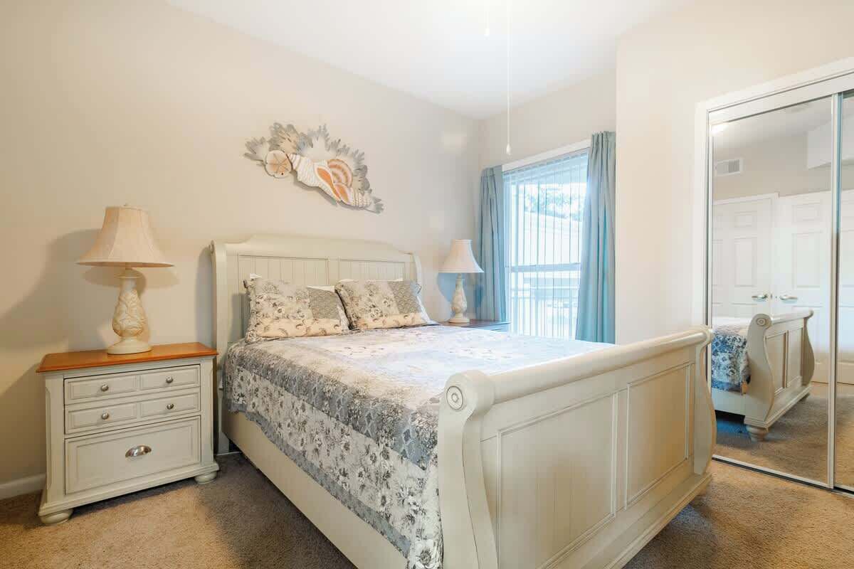 2 bedrooms, individually decorated, individually furnished, bed sheets