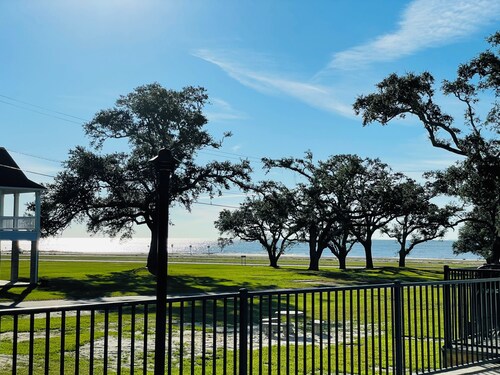 146 Beau Clair - Beachside Townhome With Pool in Long Beach