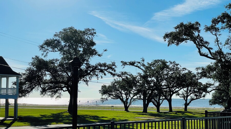 146 Beau Clair - Beachside Townhome With Pool in Long Beach