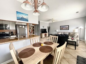 Casa, varias camas, patio, vista al océano (Beau Clair -146) | Interior