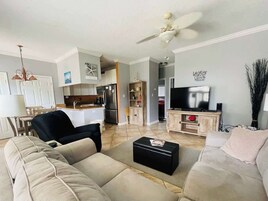 Casa, varias camas, patio, vistas al mar (Beau Clair 146) | Zona de estar