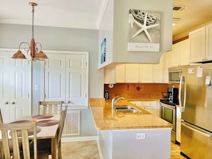 Casa, varias camas, patio, vista al océano (Beau Clair 146) | Cocina privada
