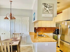 Casa, varias camas, patio, vistas al mar (Beau Clair 146) | Cocina privada