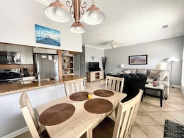 Casa, varias camas, patio, vistas al mar (Beau Clair 146) | Interior