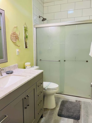 Casa, varias camas, patio, vista al océano (Beau Clair 146) | Baño | Toallas 
