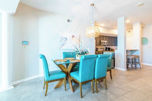 Relax in This Beautifully Cozy 2-bedroom, 2 Bathroom Condo. Sleeps 6!!