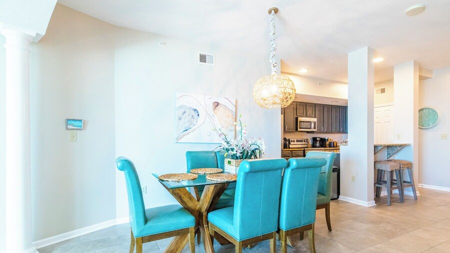 Relax in This Beautifully Cozy 2-bedroom, 2 Bathroom Condo. Sleeps 6!!