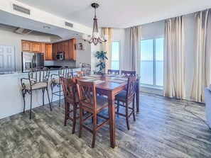 Kondominium, Beberapa Tempat Tidur, hot tub, pemandangan samudra (Beau View 1806) | Tempat makan