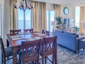 Condo, nhiều giường, bồn tắm nước nóng, quang cảnh biển (Beau View 1806) | Nội thất