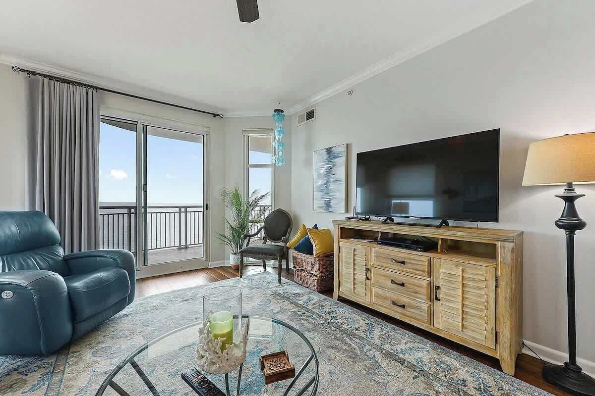 Appartement, Meerdere bedden, toegang tot zwembad, uitzicht op zee (Legacy Tower II 1301) | Woonruimte