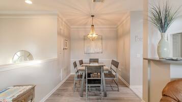 Biệt thự, nhiều giường, bồn tắm thủy lực, quang cảnh bãi biển (Legacy Villa 2604) | Nội thất